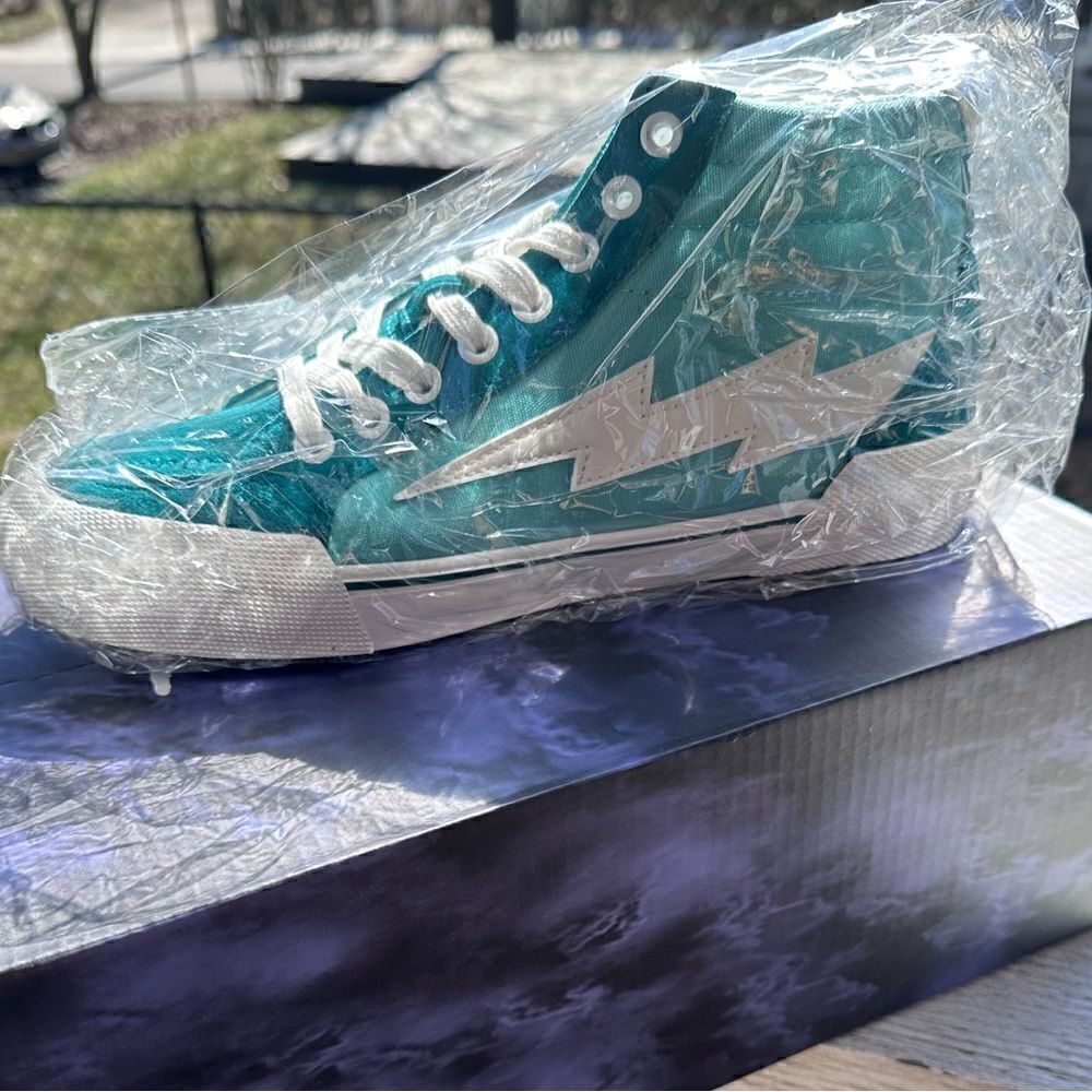 NIB Revenge X Storm Vol 2 Hi Tops with Box